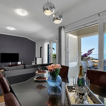 Apartment Stunning City View